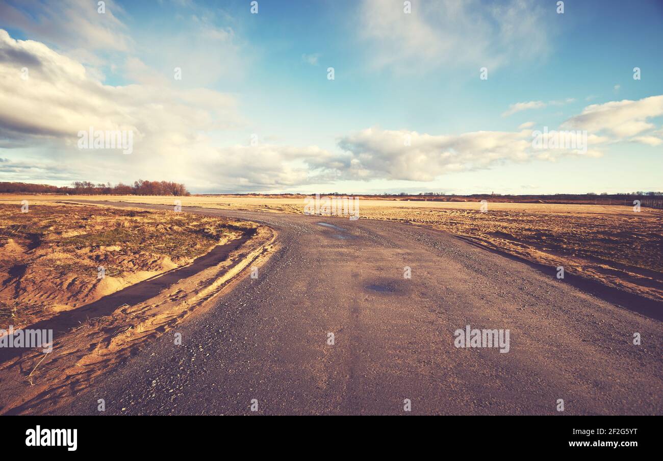 Feldweg bei Sonnenuntergang, Farbtonung angewendet. Stockfoto