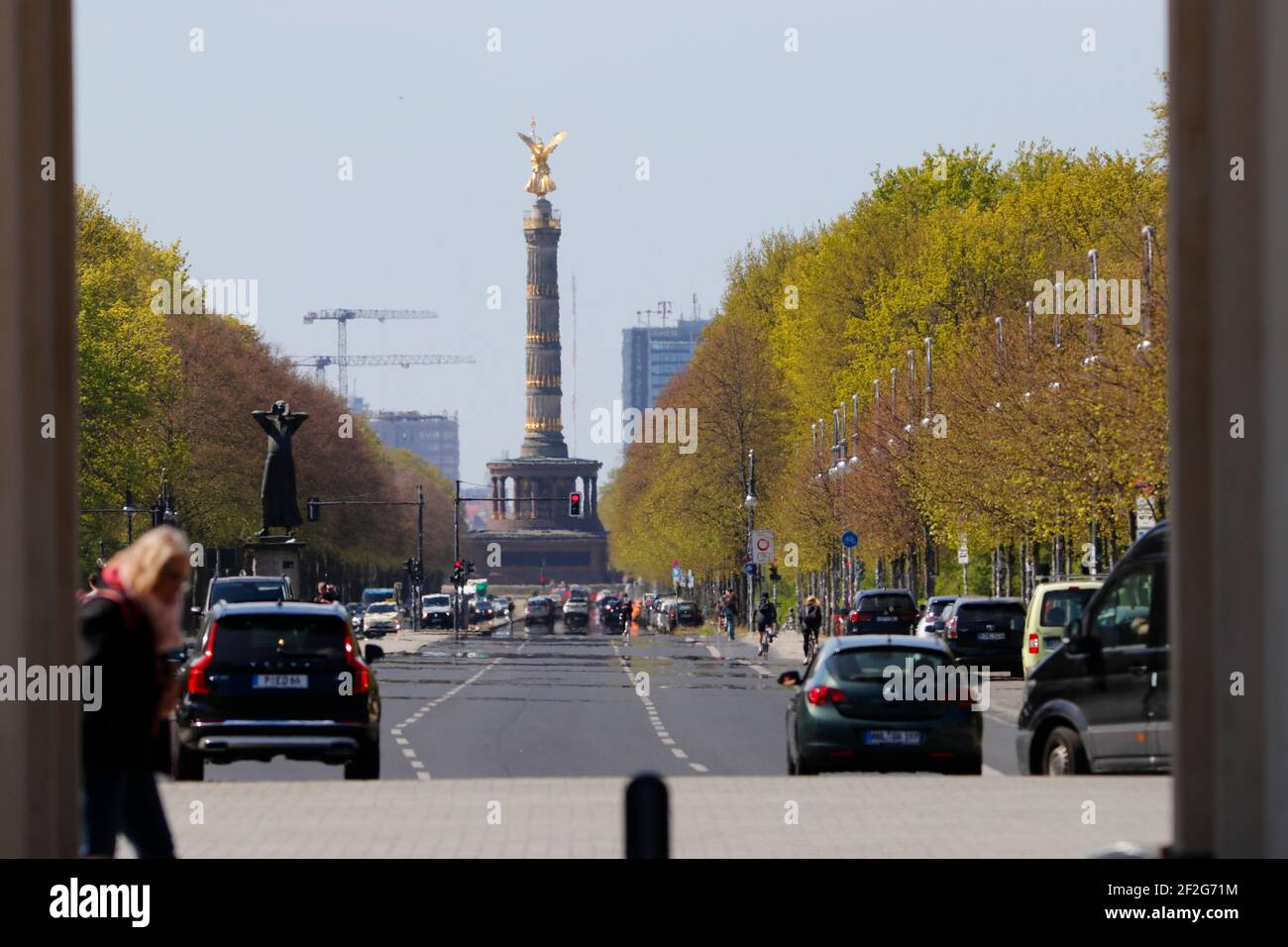 Die fast menschenleere Straße des 17. Juni, in Zeiten der Coronavirus-Epidemiie, 2. April 2020, Berlin/ die fast leere Straße des 17. Juni Stockfoto