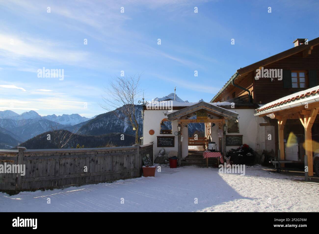 Winterspaziergang in Mittenwald, Europa, Deutschland, Bayern, Oberbayern, Werdenfels, Winter Kranzberg, Korbinianhütte Stockfoto
