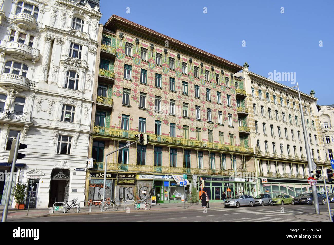 WIEN, ÖSTERREICH - 23. FEBRUAR 2021: Blick auf das Jugendstil-Majolika-Haus (in der Mitte). Entworfen von Otto Wagner (1841-1918), vollendet 1899. Stockfoto