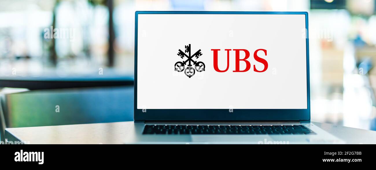 POSEN, POL - 6. FEB 2021: Laptop-Computer mit Logo der UBS Group, einem multinationalen Schweizer Investmentbank- und Finanzdienstleistungsunternehmen mit Sitz in POSEN Stockfoto