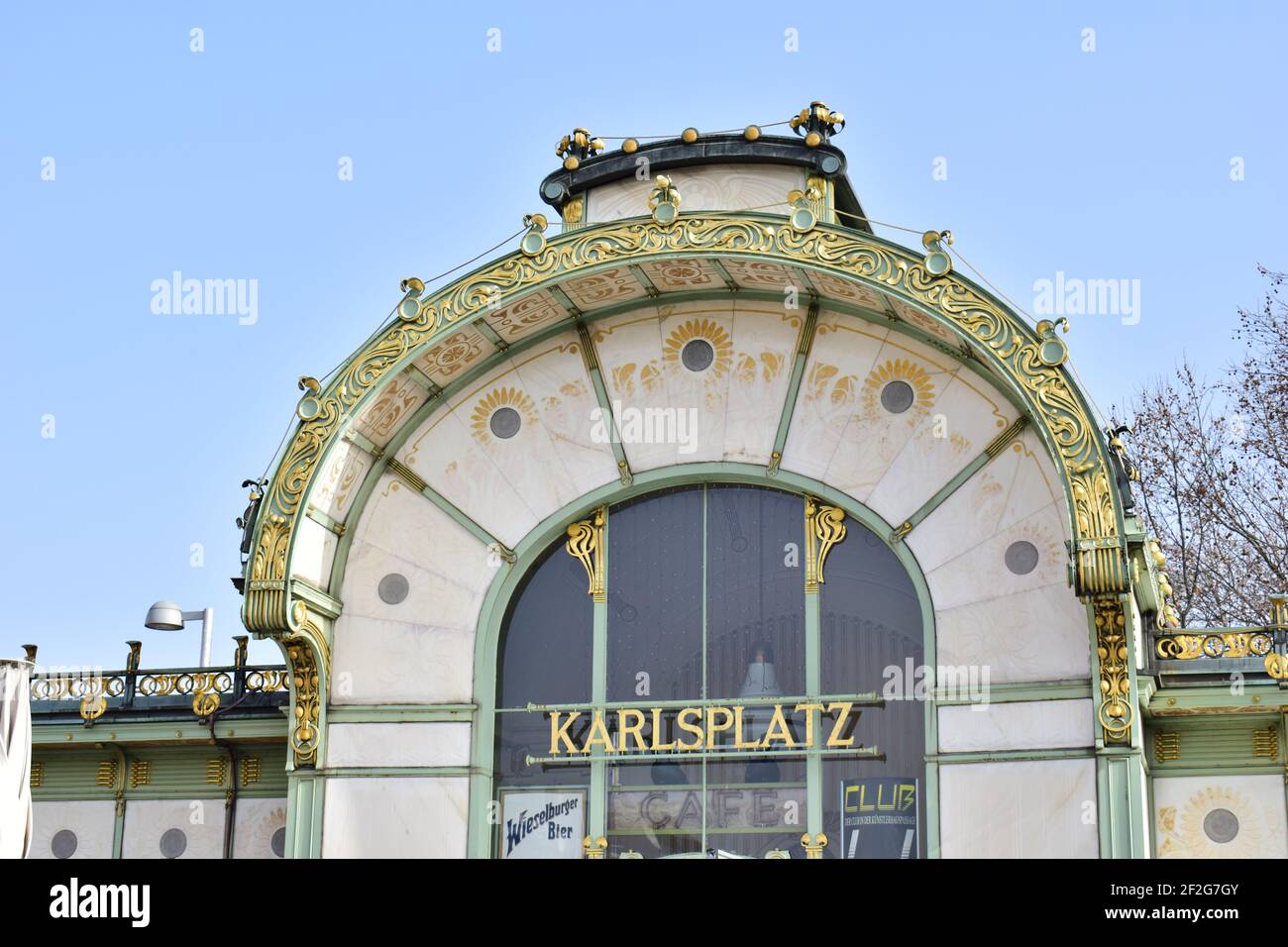 WIEN, ÖSTERREICH - 23. FEBRUAR 2021: Detail des Jugendstil Stadtbahn Pavillon am Karlsplatz. Entworfen von Otto Wagner (1841-1918), vollendet 1898. Stockfoto