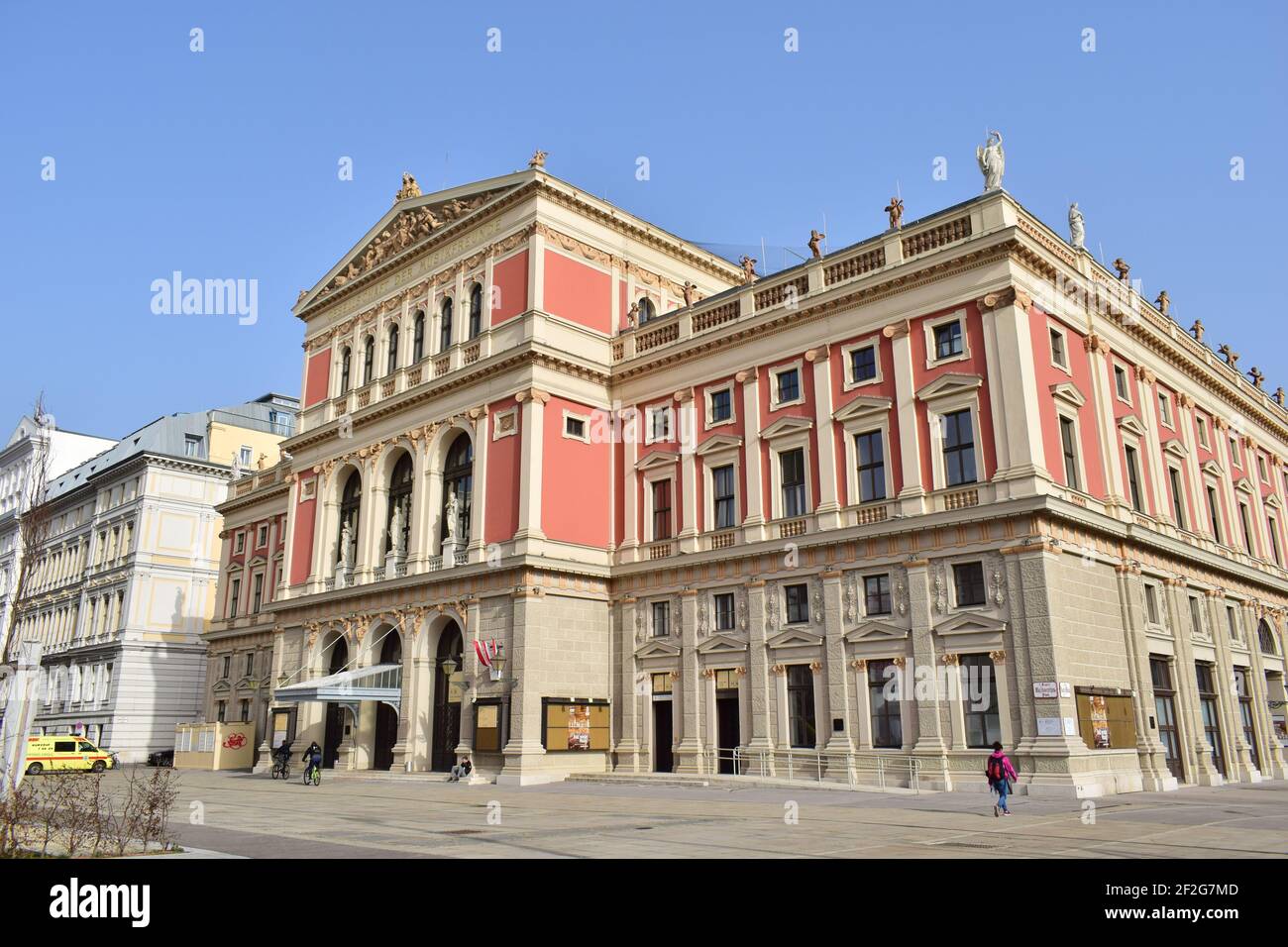WIEN, ÖSTERREICH - 23. FEBRUAR 2021: Wiener Musikverein Gebäude, ein berühmter Konzertsaal in Wien. Eröffnet im Jahr 1870. Stockfoto