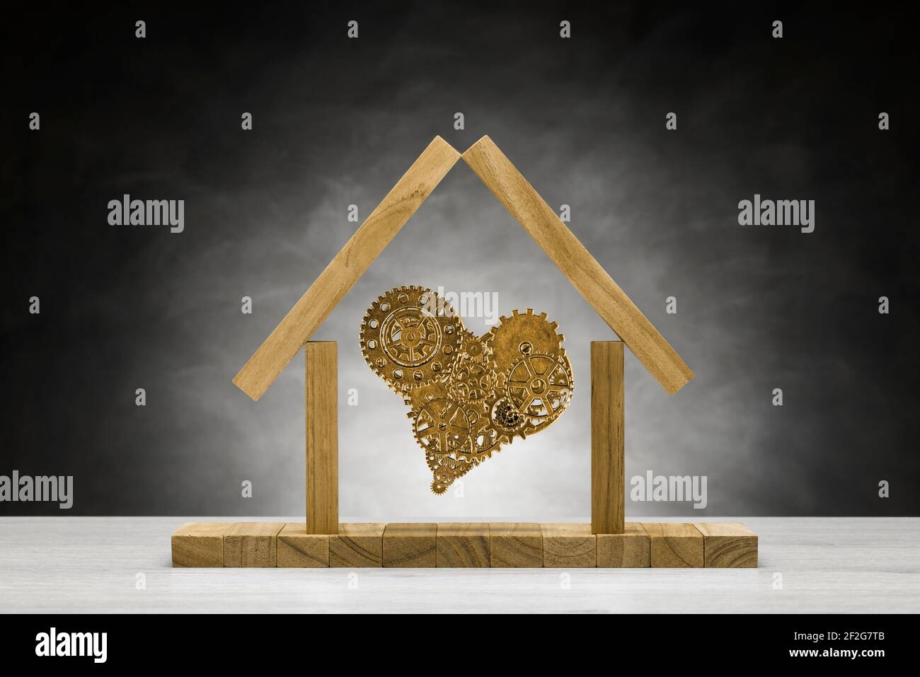 Goldenes Herz mit Metallrädern in ikonisches Zuhause Stockfoto
