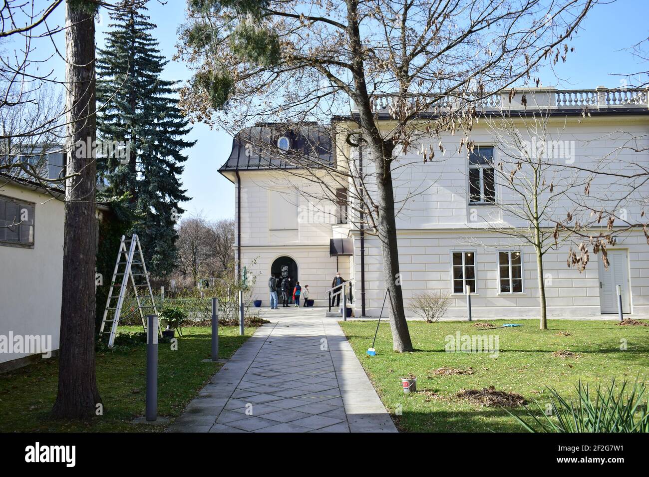 WIEN, ÖSTERREICH - 26. FEBRUAR 2021: Die Villa, die Gustav Klimt in seinen letzten Jahren als Atelier und Werkstatt nutzte, von der Straße aus gesehen. Stockfoto