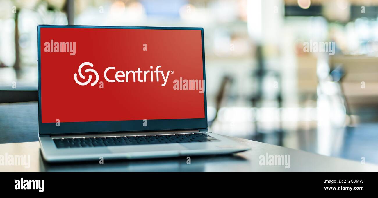 POZNAN, POL - 6. FEB 2021: Laptop-Computer mit Logo von Centrify Stockfoto