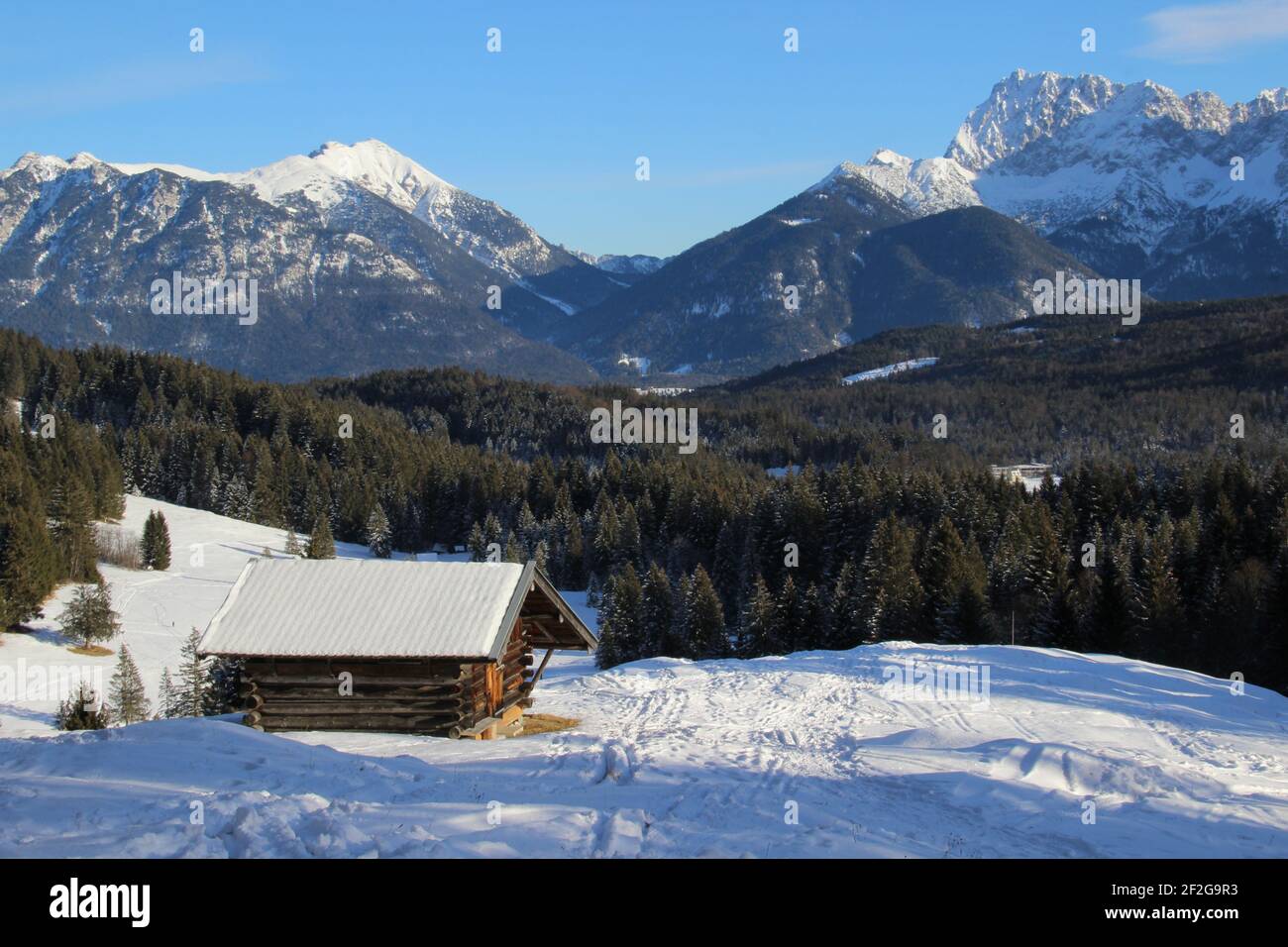 Winterwanderung bei Mittenwald, Elmau, Klais, Europa, Deutschland, Bayern, Oberbayern, Werdenfels, Winter, Heuscheune im Sonnenschein vor dem Karwendelgebirge Stockfoto