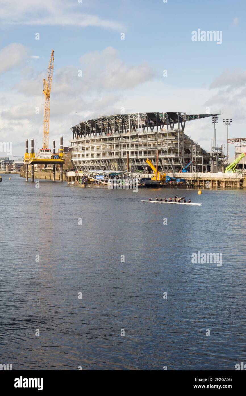 Der neue Riverside-Stand des Fulham Football Club befindet sich am Ufer der Themse im Südwesten Londons, Großbritannien Stockfoto