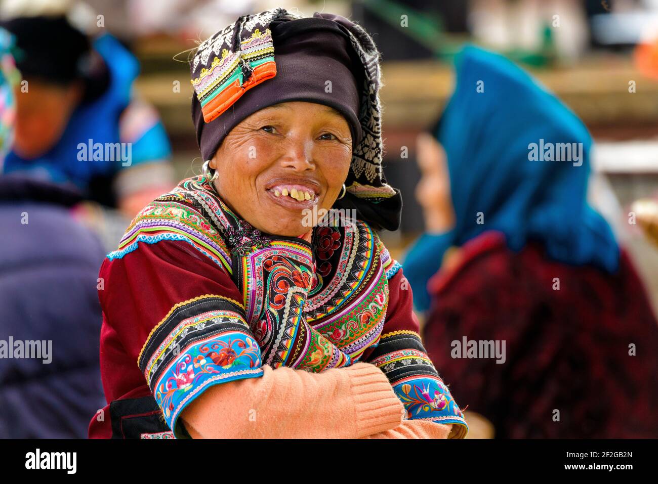 Geographie / Reisen, China, Yunnan, Dashujiao, EINE Frau aus der ethnischen Minderheit der Hani in der Villa Dashujiao, Additional-Rights-Clearance-Info-not-available Stockfoto