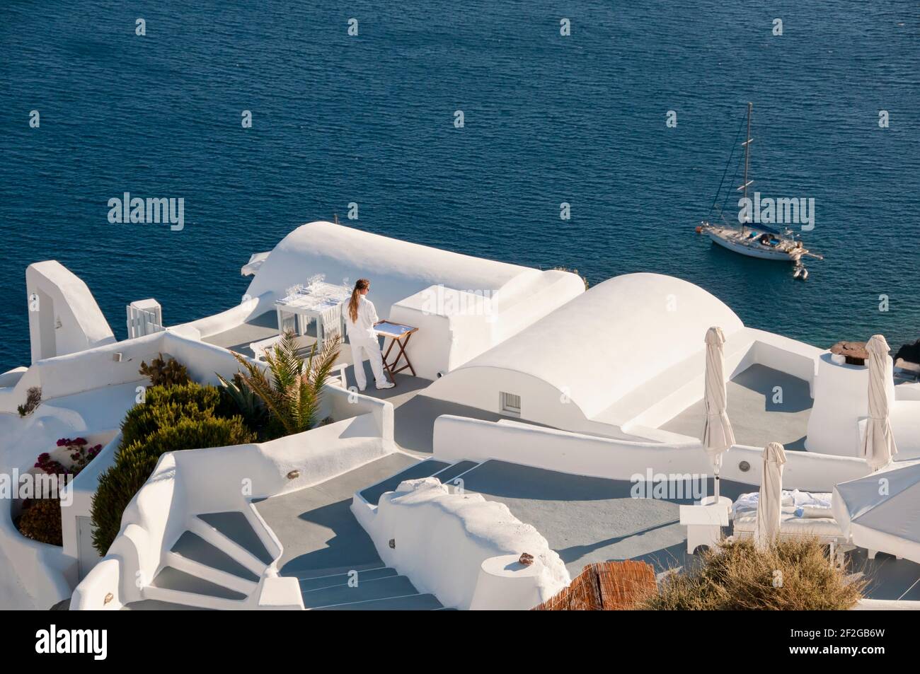 Naturlandschaft und Seeseite auf Santorini Insel traditionelle weiße Architektur, und blaues Meer Kykladen griechischen Inseln, Griechenland. Stockfoto
