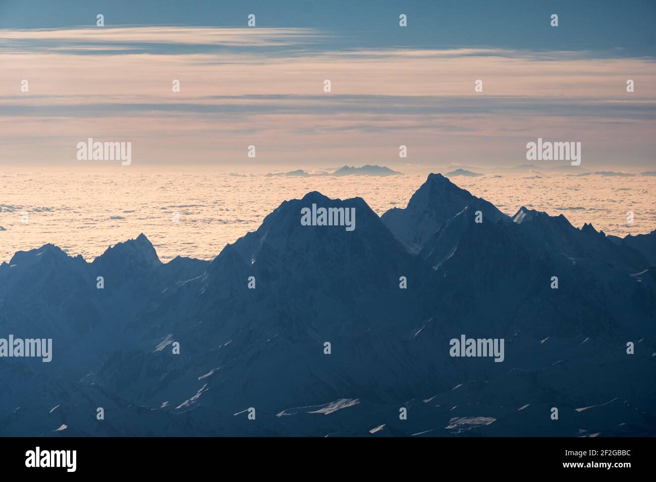Oberhalb der Bergkette mit Wolken am Morgen In China Stockfoto