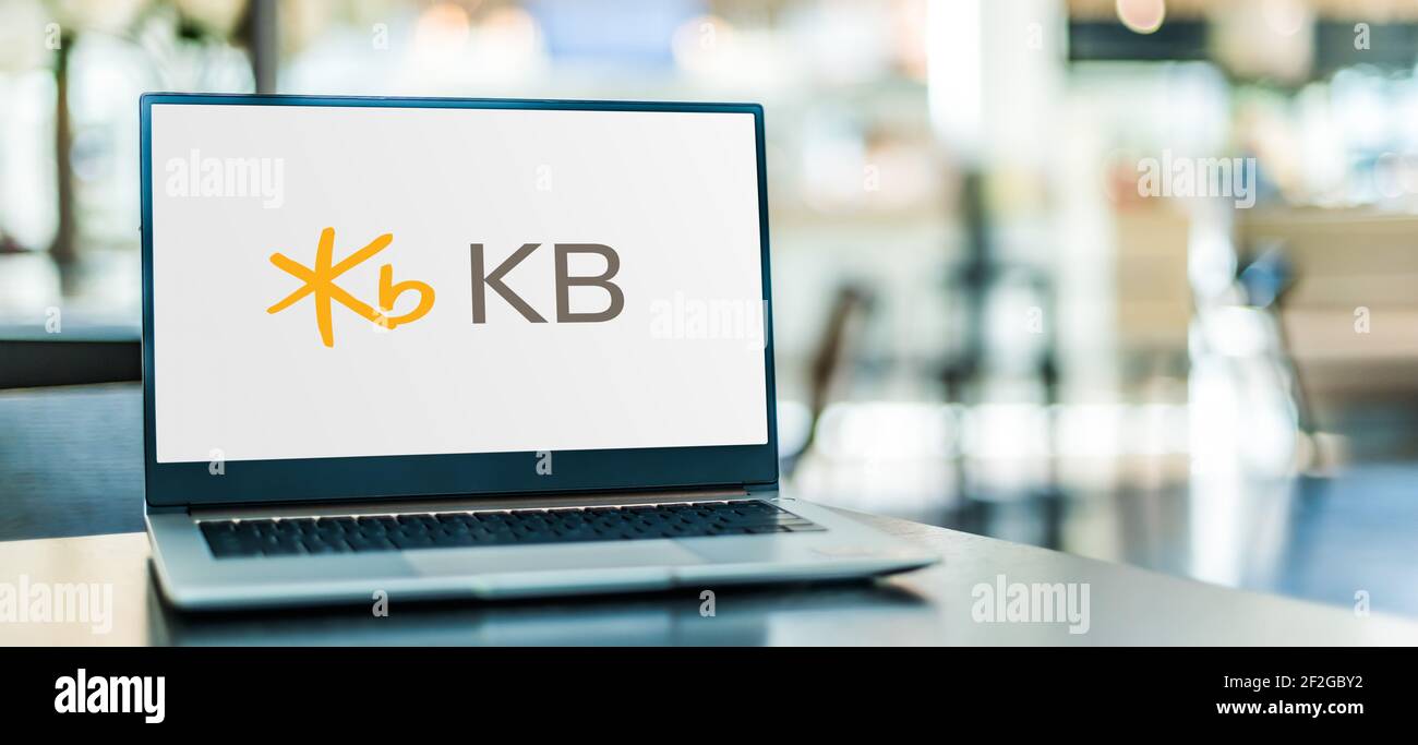 POZNAN, POL - 6. FEB 2021: Laptop-Computer mit Logo der KB Kookmin Bank, einer der größten Banken in Südkorea Stockfoto