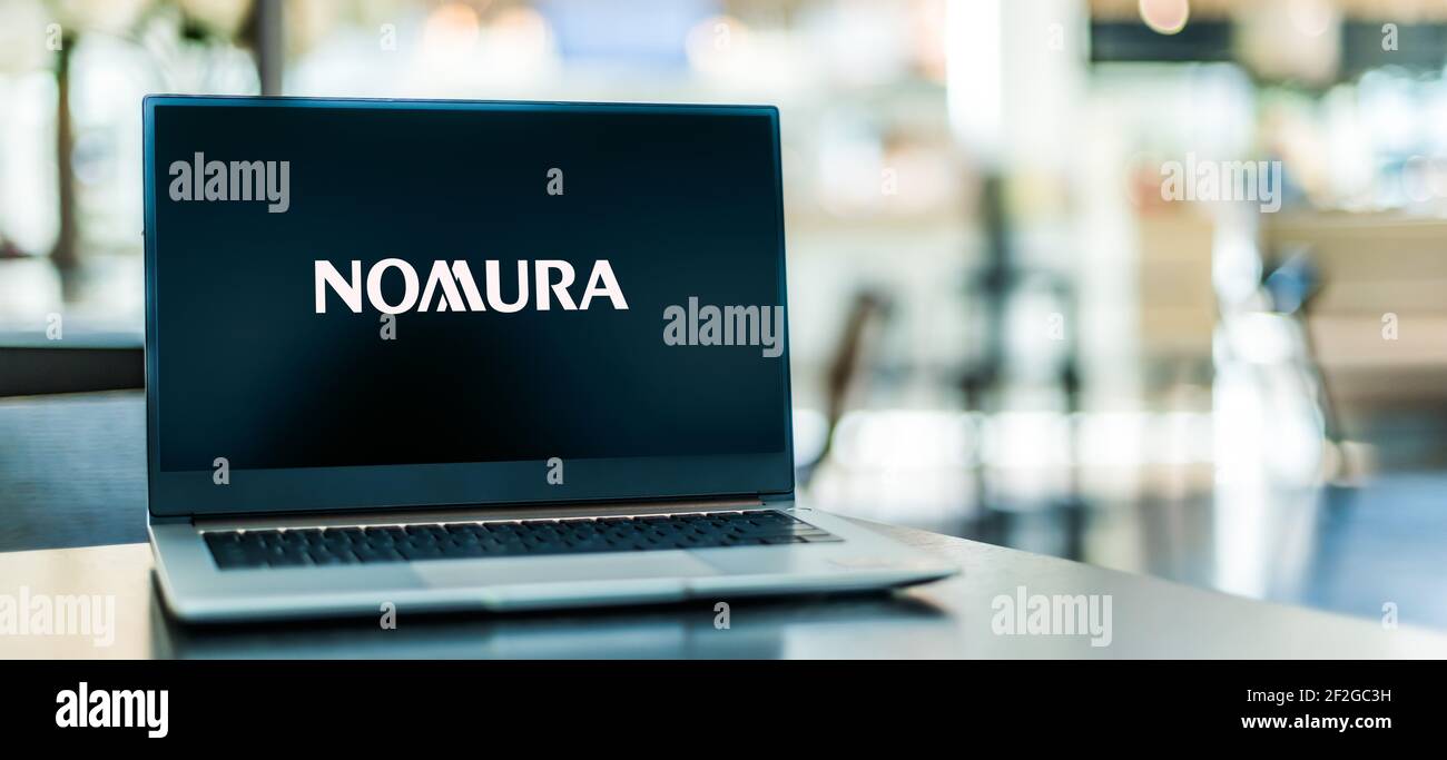 POZNAN, POL - 6. FEB 2021: Laptop-Computer mit Logo der Nomura Holdings, einer japanischen Finanzholding und einem Hauptmitglied der Nomu Stockfoto