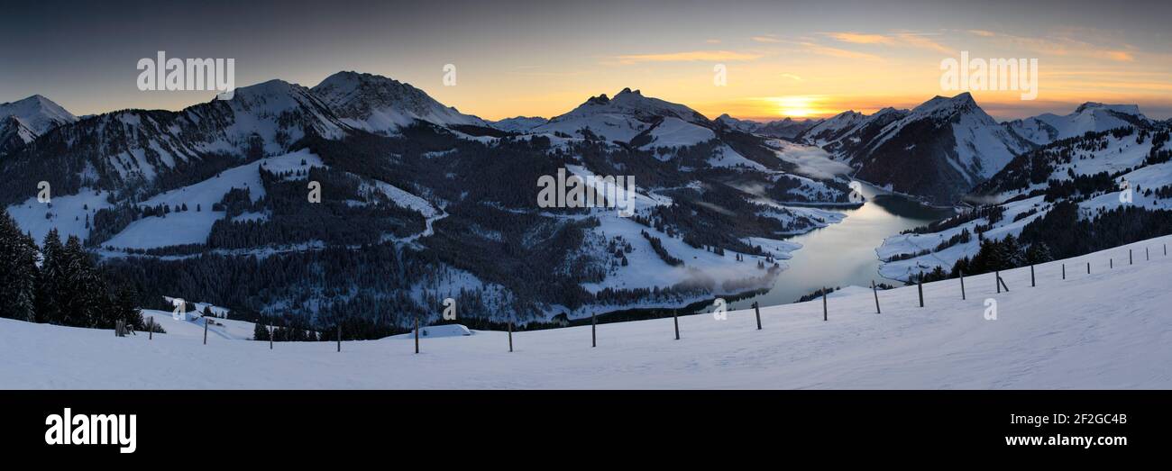 Geographie / Reisen, Schweiz, Waadt, Winteruntergang über dem Hongrin See von Monts Cheveuil aus gesehen, Additional-Rights-Clearance-Info-not-available Stockfoto