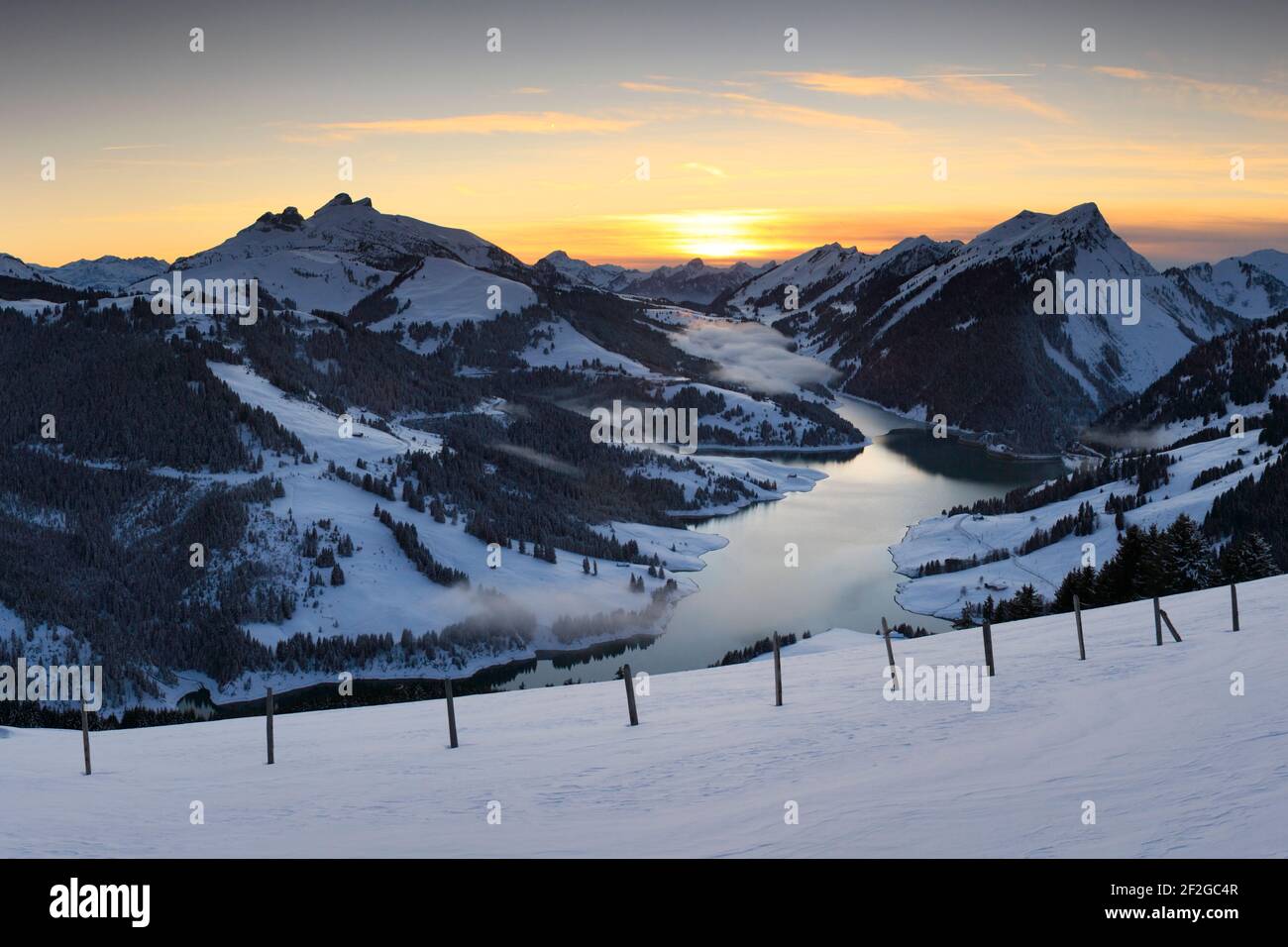 Geographie / Reisen, Schweiz, Waadt, Winteruntergang über dem Hongrin See von Monts Cheveuil aus gesehen, Additional-Rights-Clearance-Info-not-available Stockfoto