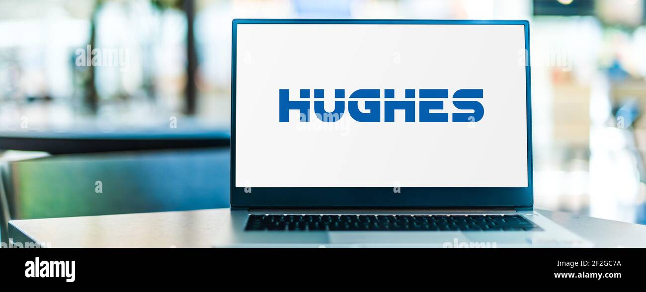 POZNAN, POL - 6. FEB 2021: Laptop-Computer mit Logo von Hughes Network Systems, einer hundertprozentigen Tochtergesellschaft von EchoStar Stockfoto