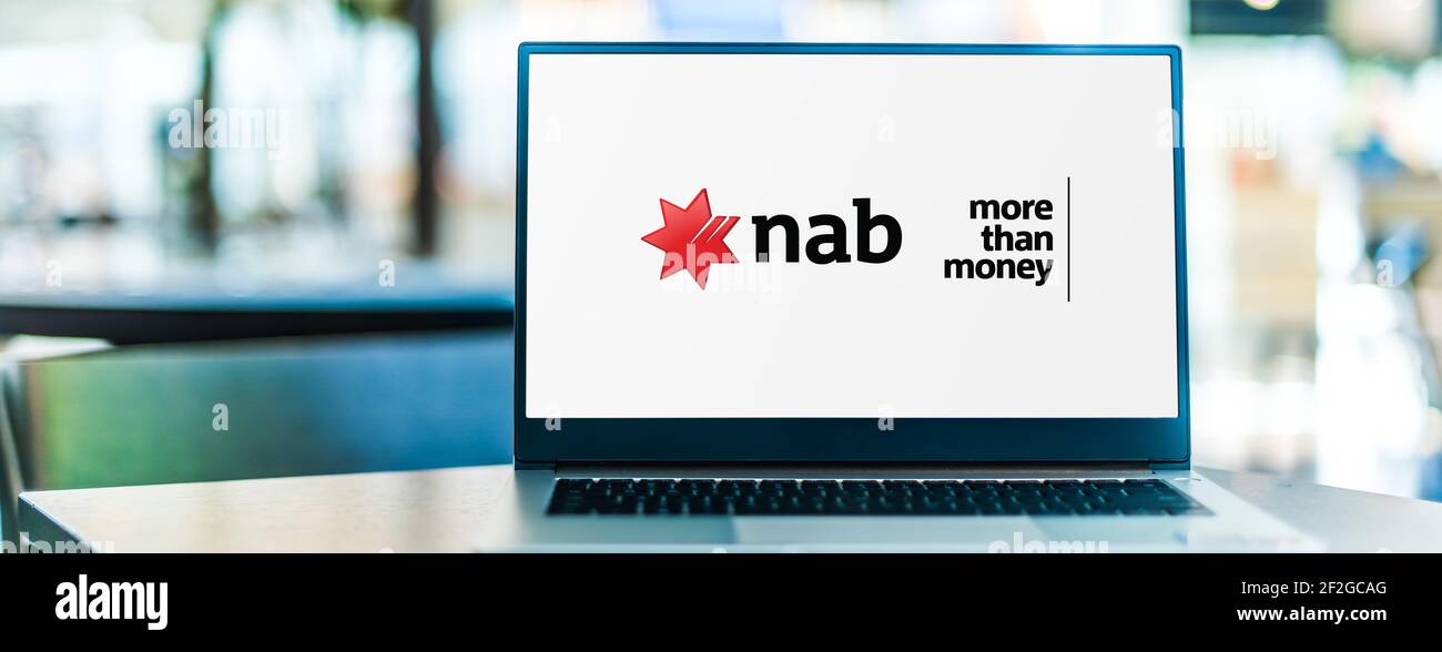 POSEN, POL - 6. FEBRUAR 2021: Laptop-Computer mit Logo der National Australia Bank, einem der vier größten Finanzinstitute in Australien Stockfoto