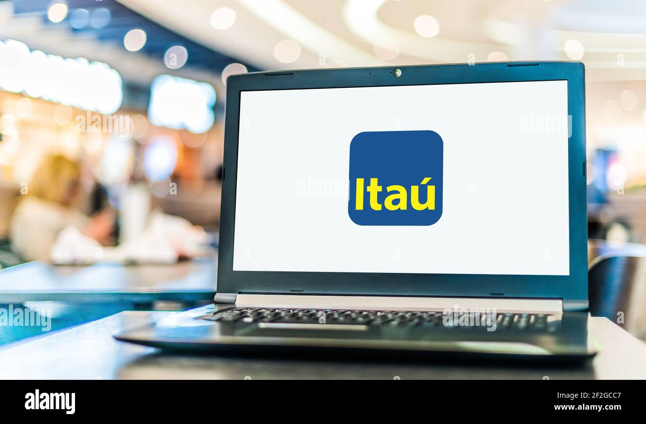 POZNAN, POL - 6. FEB 2021: Laptop-Computer mit Logo der Banco Itau Unibanco, einer brasilianischen börsennotierten Bank mit Sitz in Sao Paulo, Br Stockfoto