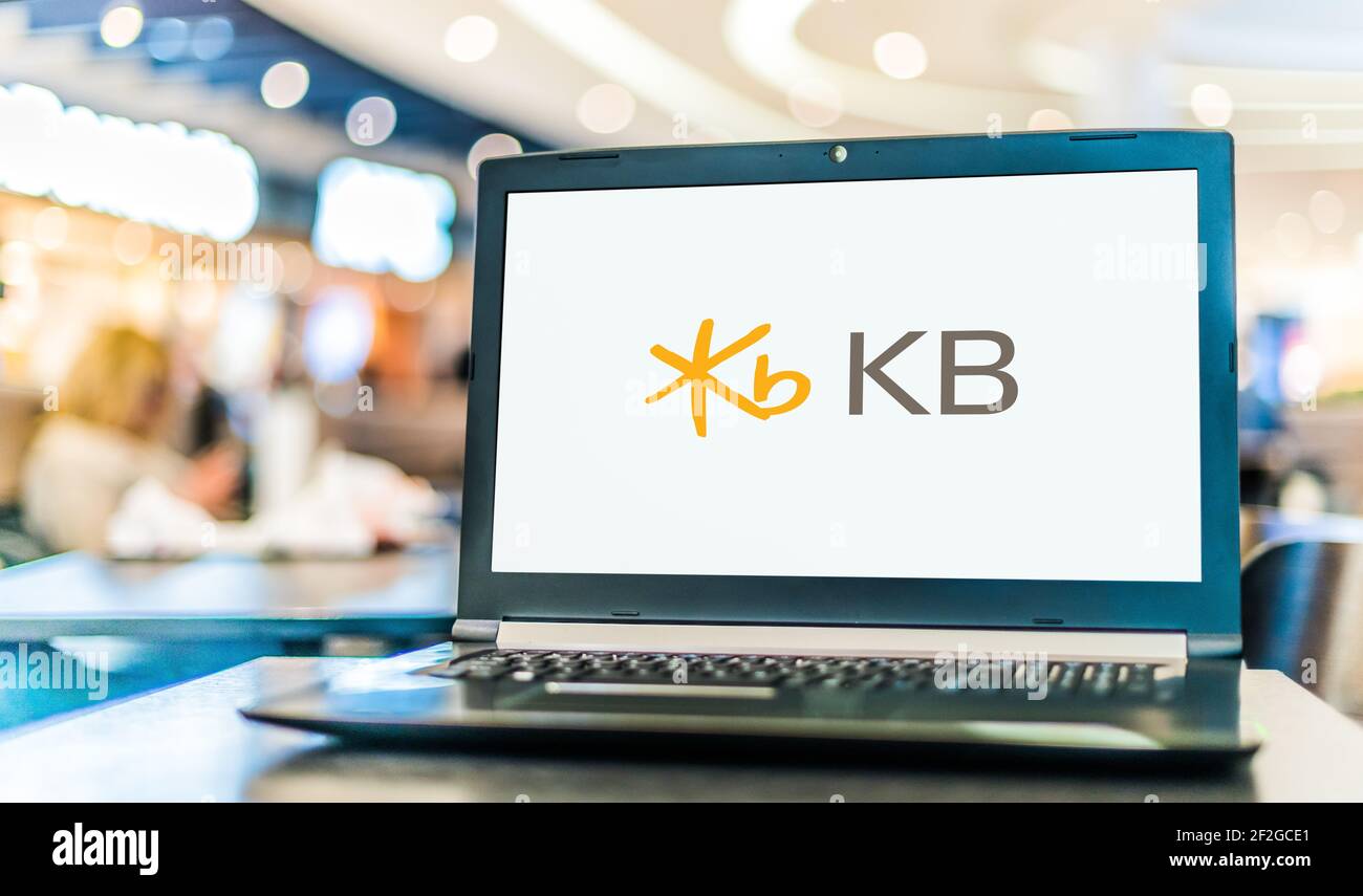 POZNAN, POL - 6. FEB 2021: Laptop-Computer mit Logo der KB Kookmin Bank, einer der größten Banken in Südkorea Stockfoto