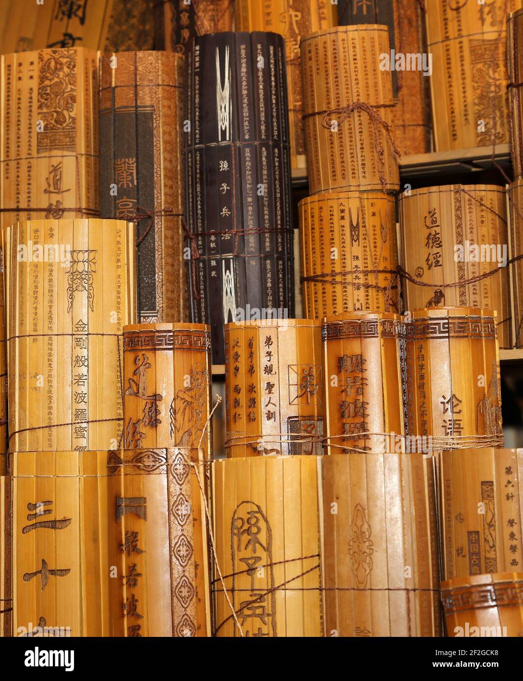 Chinesische traditionelle Bambus rutscht. Dies ist eines der wichtigsten Medien für Alphabetisierung in frühen China.Chinesische Schriftzeichen wurden auf langen, schmalen Streifen eingeschrieben Stockfoto