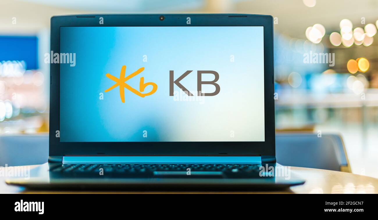 POZNAN, POL - 6. FEB 2021: Laptop-Computer mit Logo der KB Kookmin Bank, einer der größten Banken in Südkorea Stockfoto
