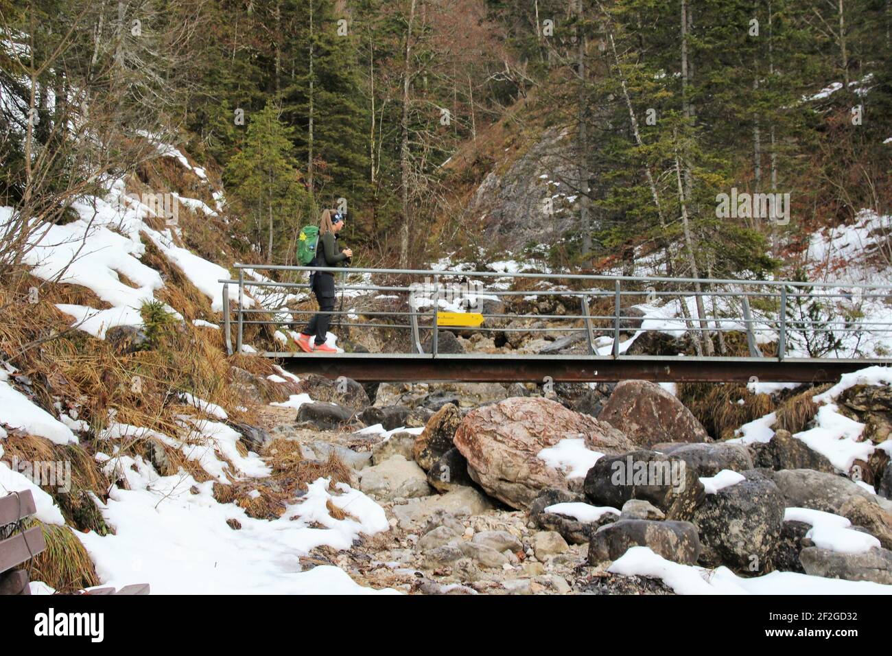 Bergwanderung bei Mittenwald zur Hochlandhütte, Brücke über Bergbach, Europa, Deutschland, Bayern, Oberbayern, Werdenfels Stockfoto