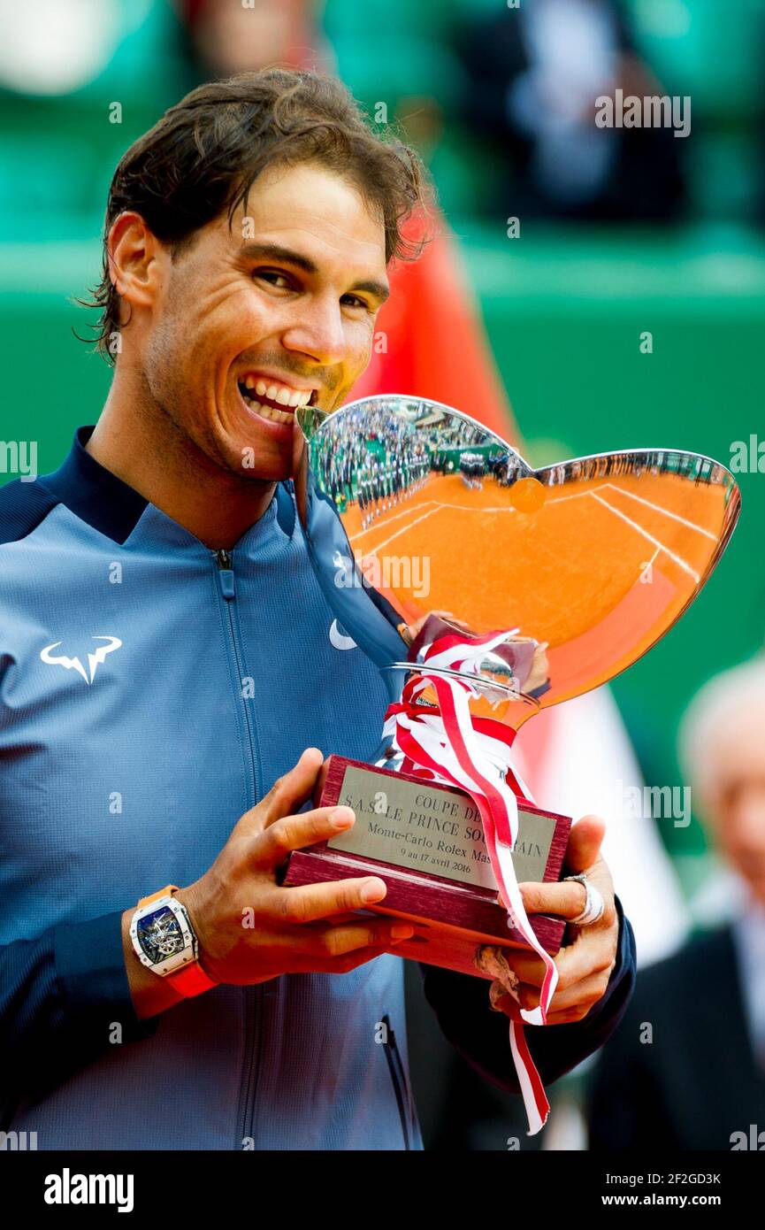 Rafael Nadal ESP Gewinner mit Trophae von Prinz Albert de Monaco und Prinzessin Charlene bei der Preisverleihung des ATP Rolex Masters 1000 Monte Carlo Finale in Monaco am 17. april 2016
