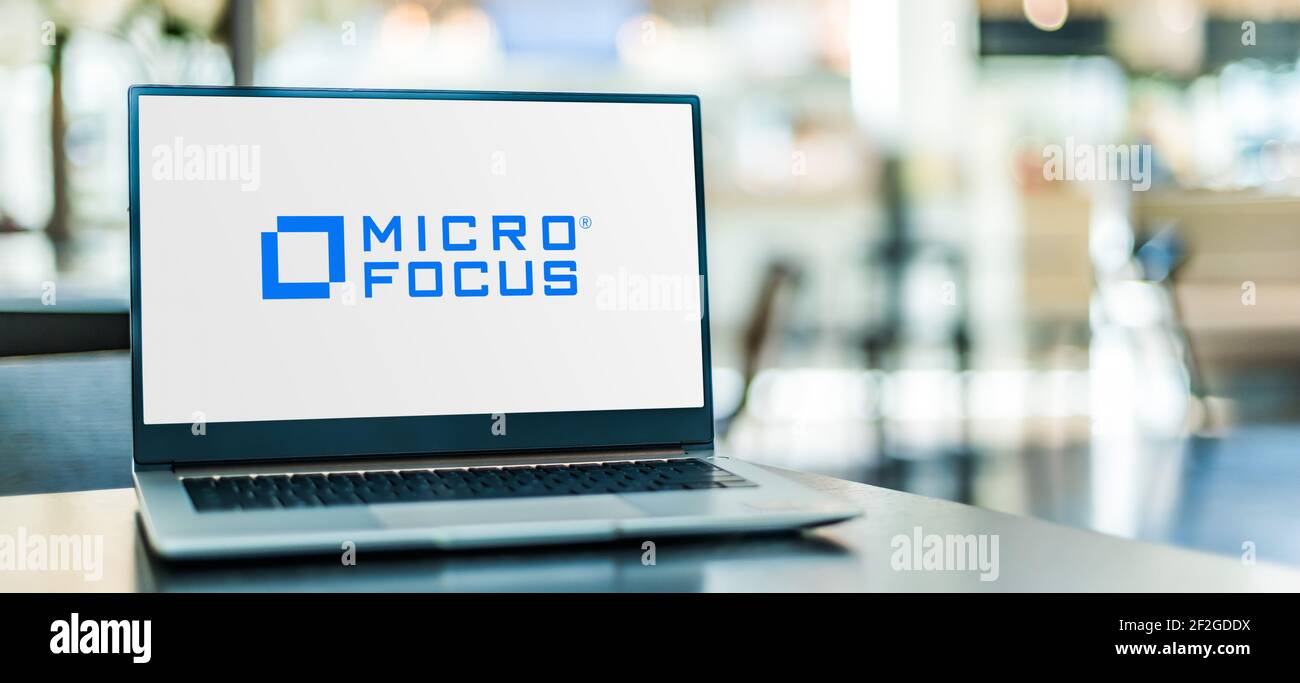 POZNAN, POL - 6. FEB 2021: Laptop-Computer mit Logo von Micro Focus International, einem britischen Software- und IT-Unternehmen Stockfoto