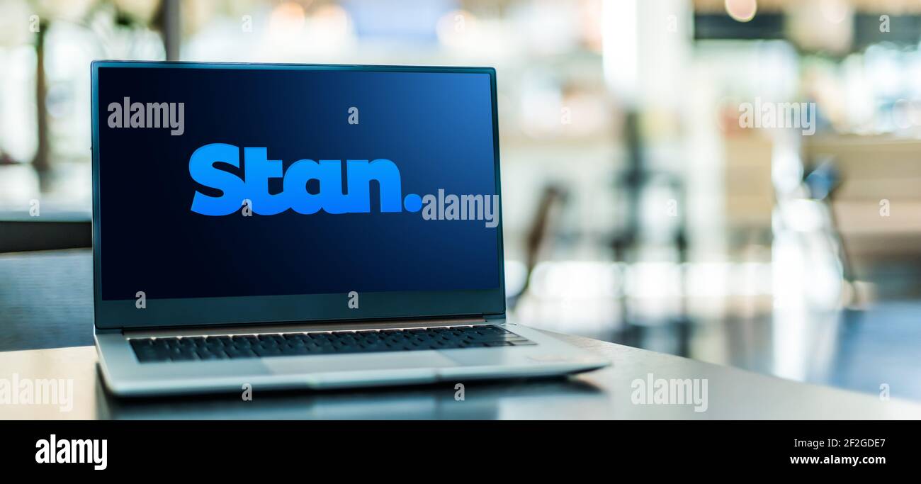 POZNAN, POL - 6. FEB 2021: Laptop-Computer mit Logo von Stan, einem australischen Abo-Video-Streaming-Service Stockfoto