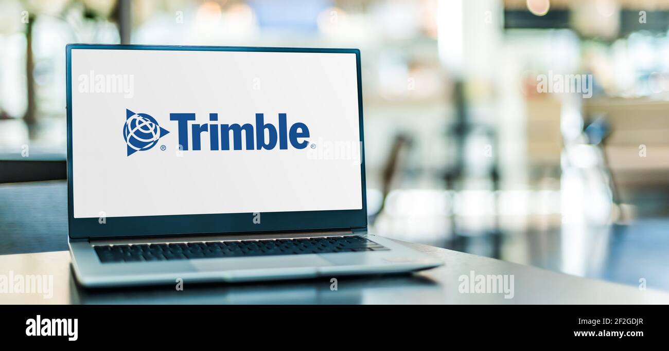 POZNAN, POL - 6. FEB 2021: Laptop-Computer mit Logo von Trimble Inc., einem in Sunnyvale, Kalifornien, ansässigen Hardware-, Software- und Dienstleistungs-Technologie-Unternehmen Stockfoto