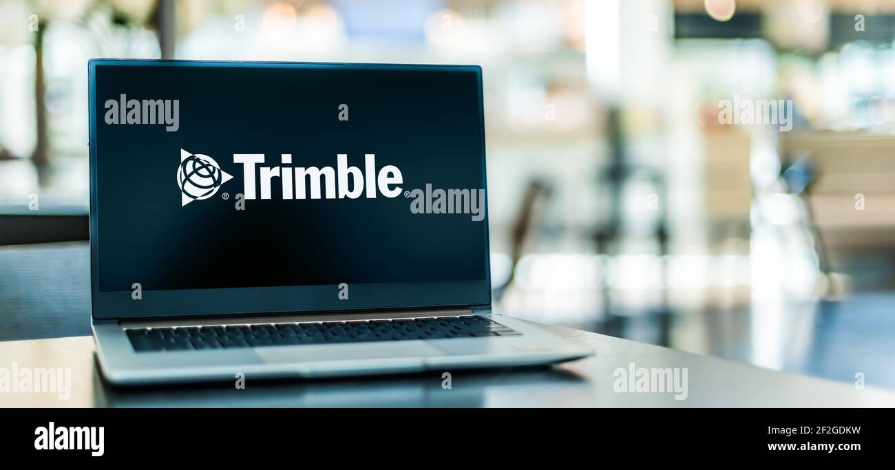 POZNAN, POL - 6. FEB 2021: Laptop-Computer mit Logo von Trimble Inc., einem in Sunnyvale, Kalifornien, ansässigen Hardware-, Software- und Dienstleistungs-Technologie-Unternehmen Stockfoto