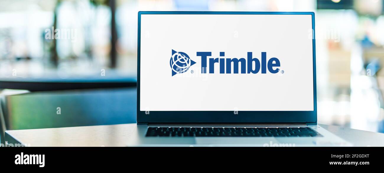 POZNAN, POL - 6. FEB 2021: Laptop-Computer mit Logo von Trimble Inc., einem in Sunnyvale, Kalifornien, ansässigen Hardware-, Software- und Dienstleistungs-Technologie-Unternehmen Stockfoto
