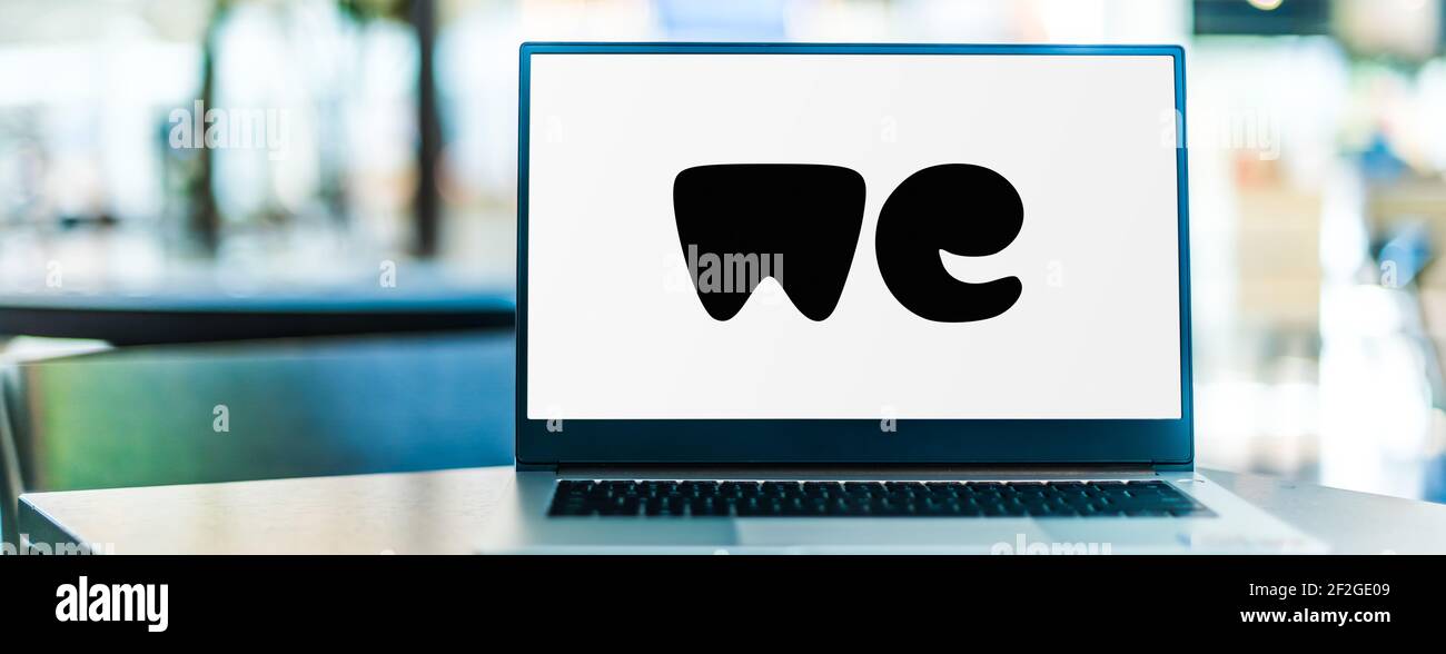 POZNAN, POL - 6. FEB 2021: Laptop-Computer mit Logo von WeTransfer, einem Internet-basierten Computer-Dateiübertragungsdienst mit Sitz in den Niederlanden, f Stockfoto