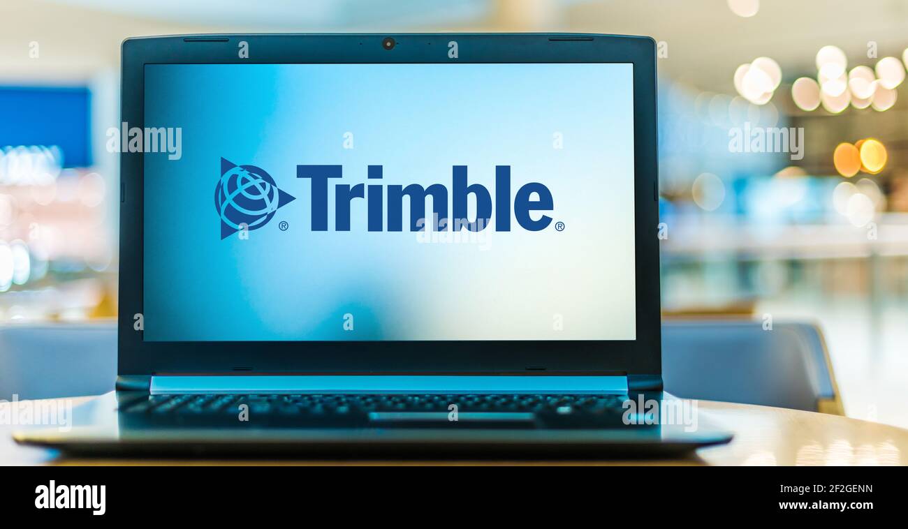 POZNAN, POL - 6. FEB 2021: Laptop-Computer mit Logo von Trimble Inc., einem in Sunnyvale, Kalifornien, ansässigen Hardware-, Software- und Dienstleistungs-Technologie-Unternehmen Stockfoto