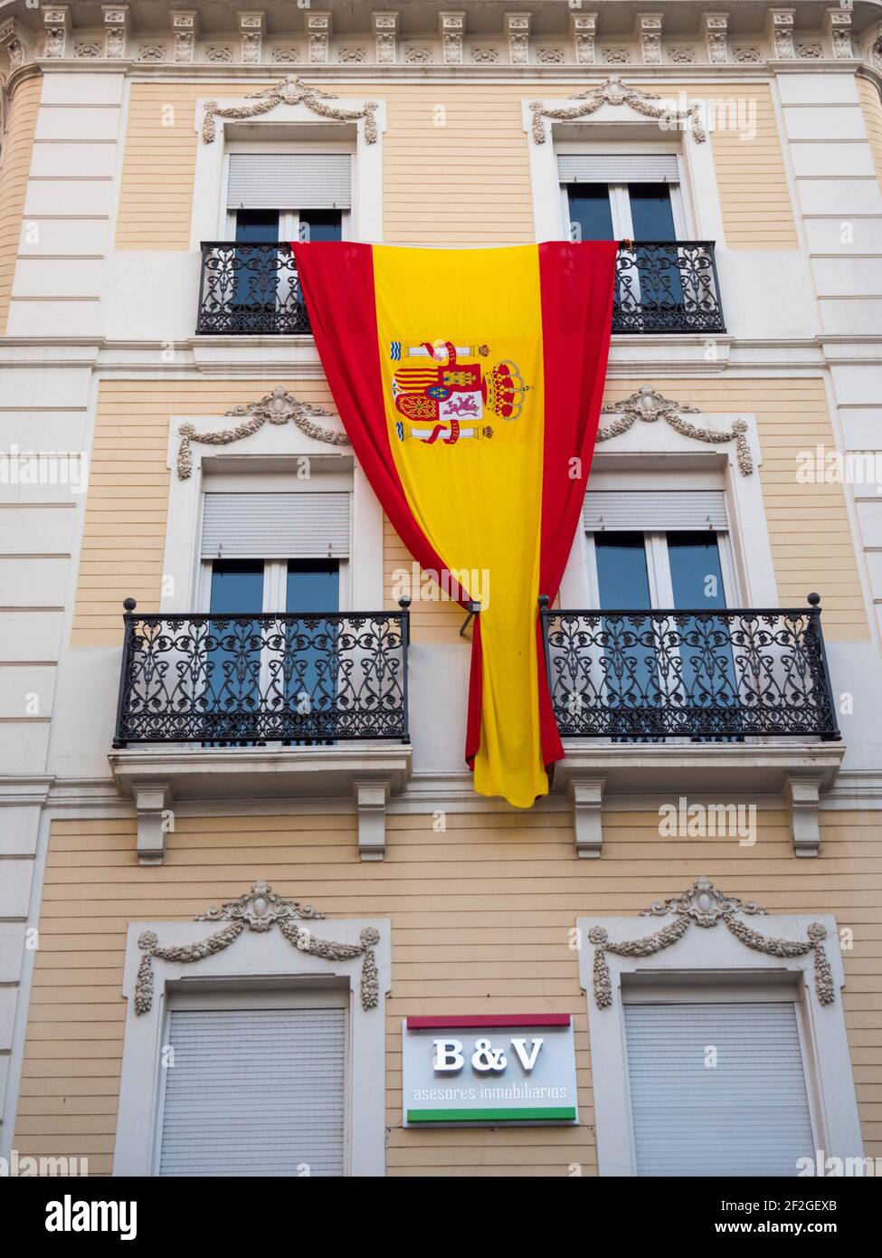 Eine Wohnung, die auf einem Balkon in Sevilla Spanien hängt Stockfoto