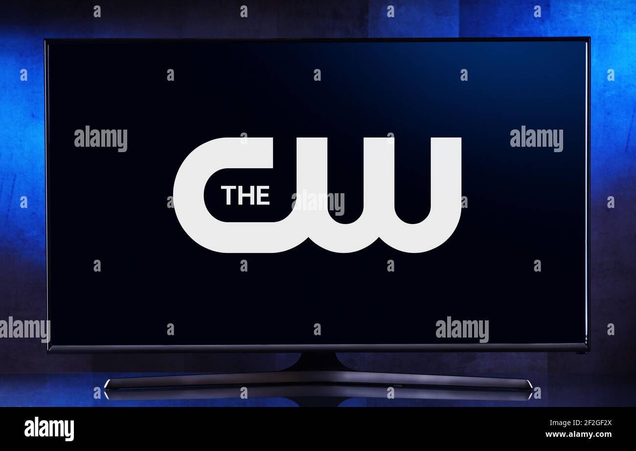 POZNAN, POL - AUG 06, 2020: Flachbild-TV-Set mit Logo des CW Television Network, einem amerikanischen englischsprachigen Free-to-air-TV netwo Stockfoto