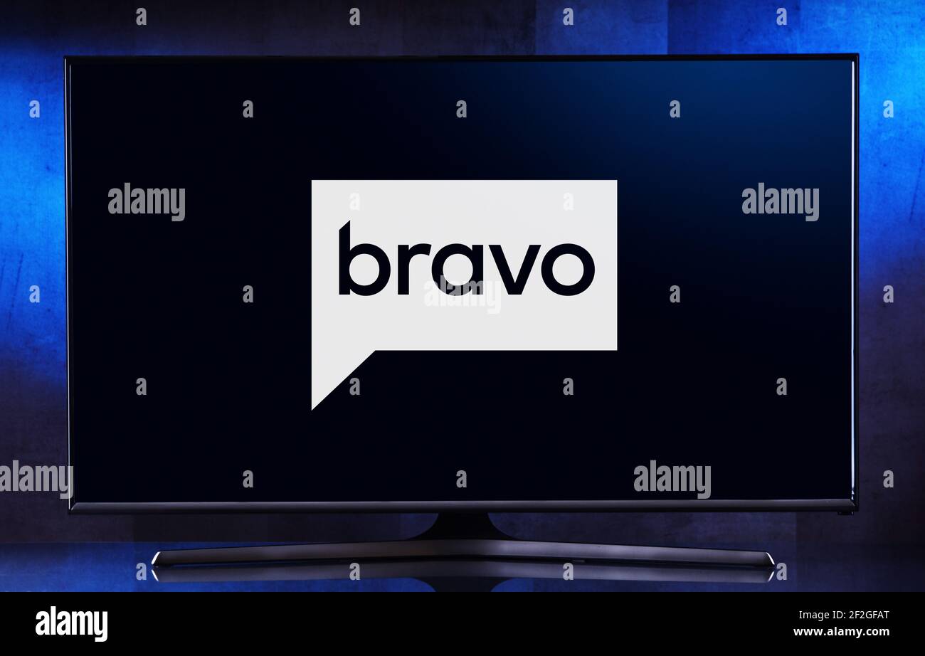 POZNAN, POL - 06. AUG 2020: Flachbildfernseher mit Logo von Bravo, einem amerikanischen Pay-TV-Netzwerk im Besitz der NBCUniversal, einer Tochtergesellschaft von Stockfoto