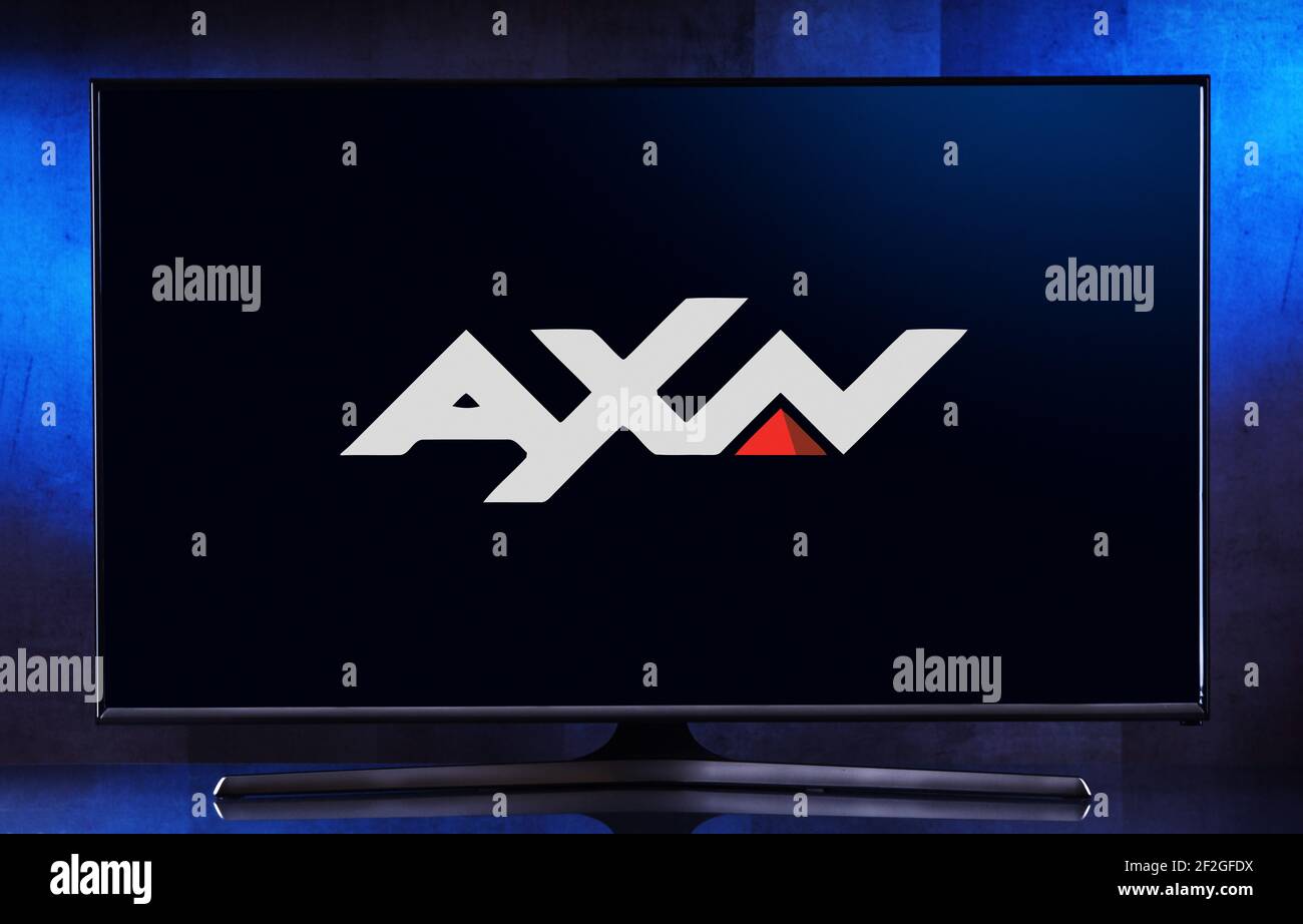 POZNAN, POL – 06. AUGUST 2020: Flachbildfernseher mit dem Logo von AXN, einem Pay-TV-Sender von Sony Pictures Television Stockfoto