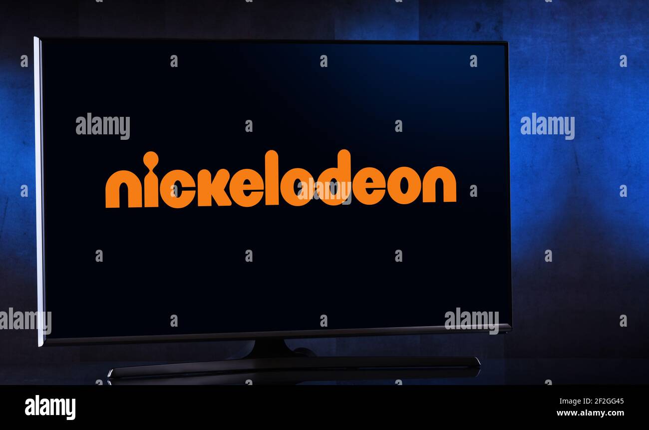 POZNAN, POL - 6. FEBRUAR 2021: Flachbildfernseher mit Logo von Nickelodeon, einem amerikanischen Pay-TV-Sender Stockfoto