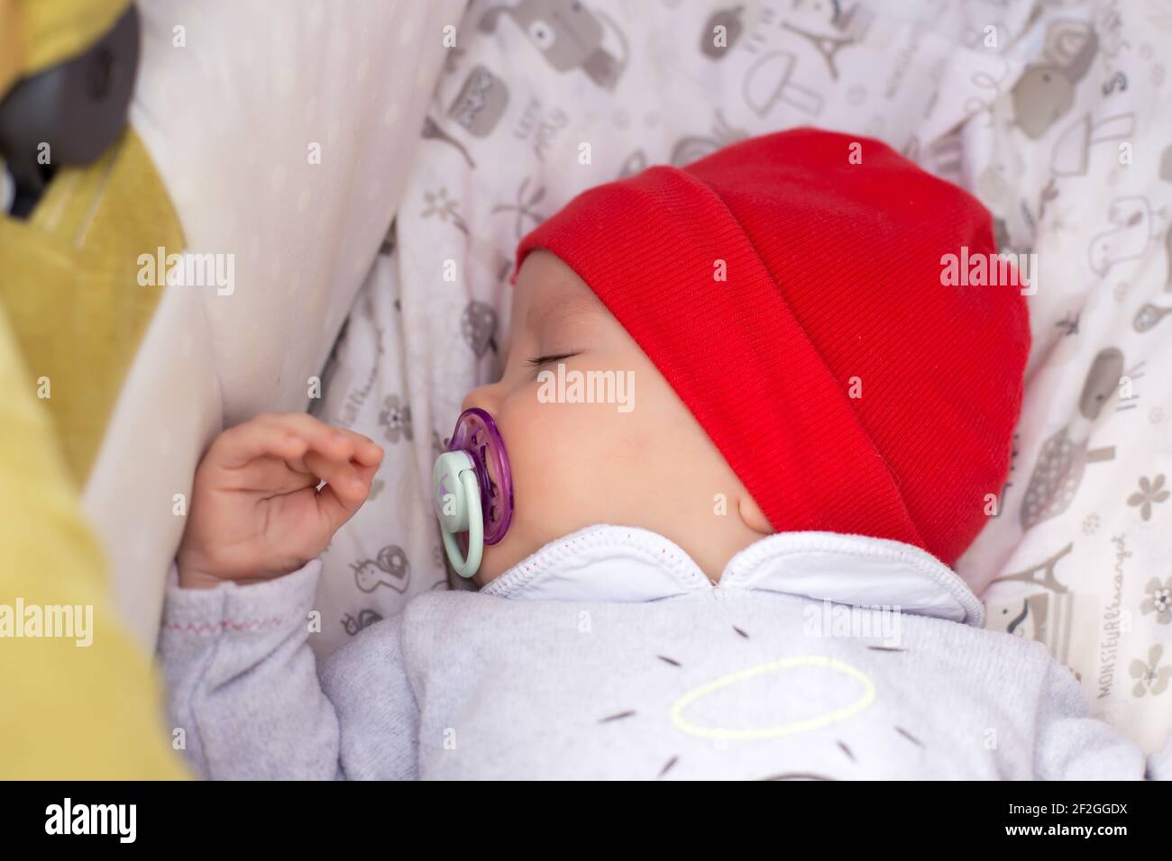 Neugeborenes Baby schläft in einem Kinderwagen. Nahaufnahme. Selektiver Fokus. Stockfoto