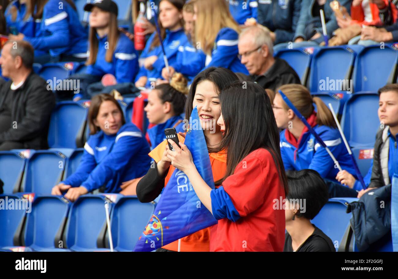 Die Fans von China jubeln ihr Team während der FIFA Frauen-Weltmeisterschaft Frankreich 2019, Gruppe B Fußballspiel zwischen Südafrika und China PR am 13. Juni 2019 im Parc des Princes Stadion in Paris, Frankreich - Foto Antoine Massinon / A2M Sport Consulting / DPPI Stockfoto