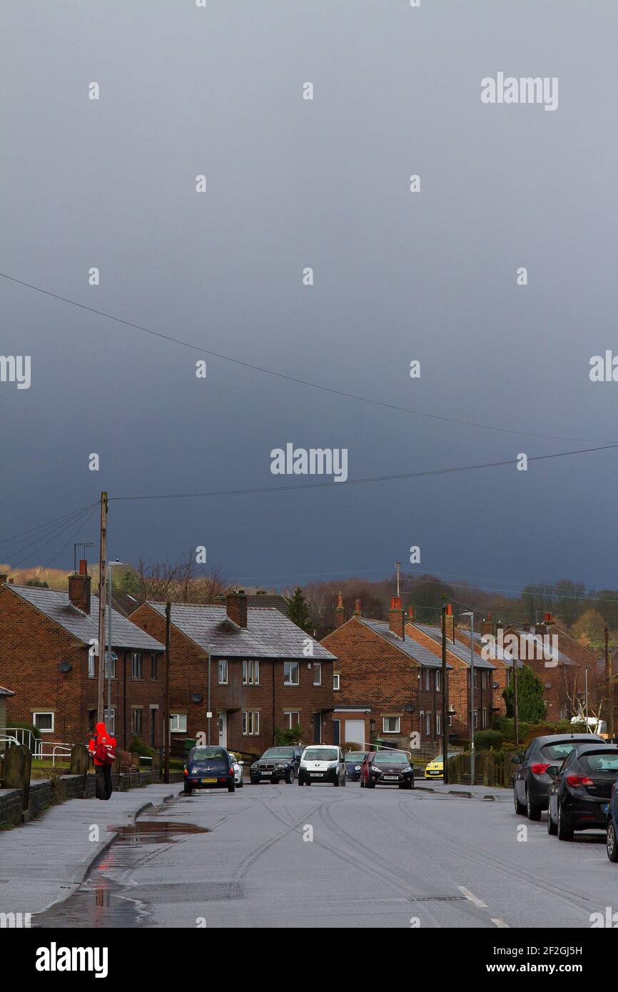 Honley, Holmfirth, Yorkshire, Großbritannien, 12. März 2021. Dunkler Himmel nach einem Hagel Dusche trifft Honley. RASQ Photography/Alamy Live News. Stockfoto