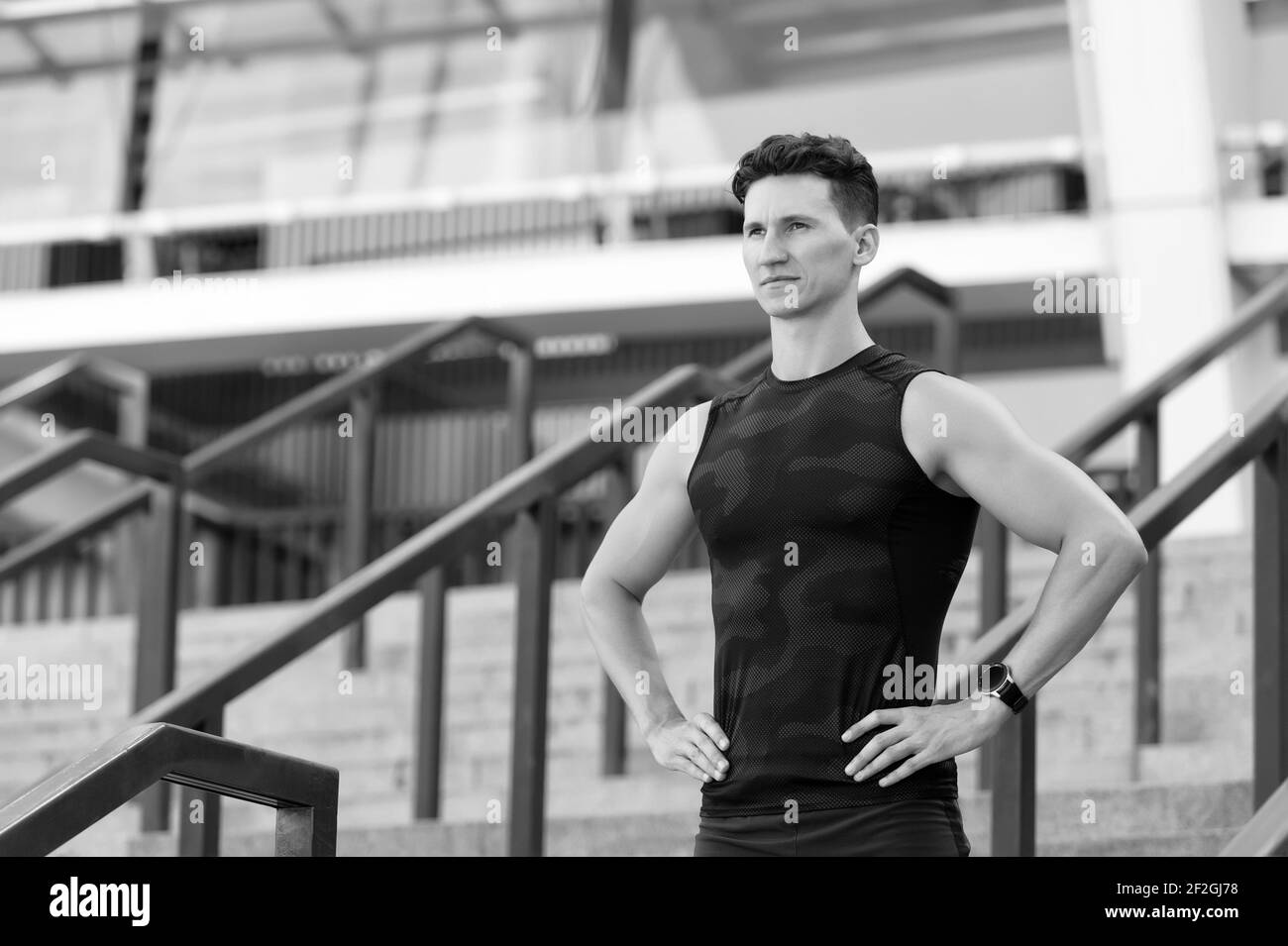 Mann muskulösen Schultern motiviert für das Training städtischen Hintergrund. Stockfoto