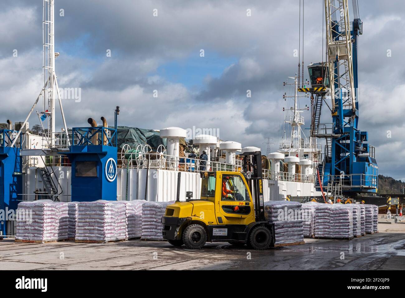 Cork, Irland. März 2021, 12th. Das Viehtransportschiff 'Finola M' wird am Kennedy Quay, Port of Cork, mit Futter beladen, bevor morgen Rinder für den Export verladen werden. Quelle: AG News/Alamy Live News Stockfoto