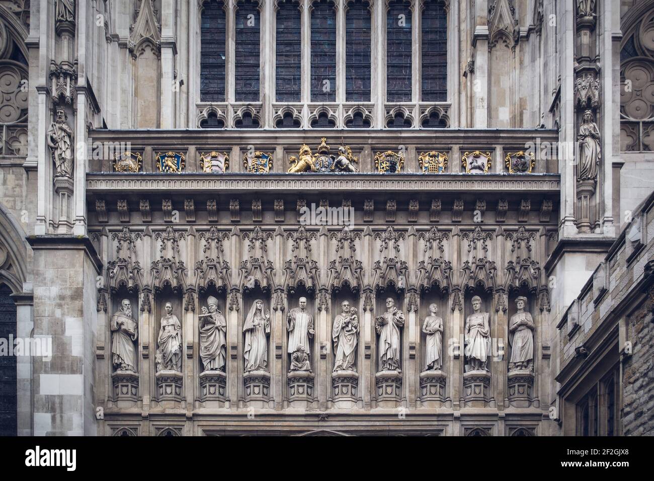 Skulpturen an der Fassade der Westminster Abbey in London, England Stockfoto