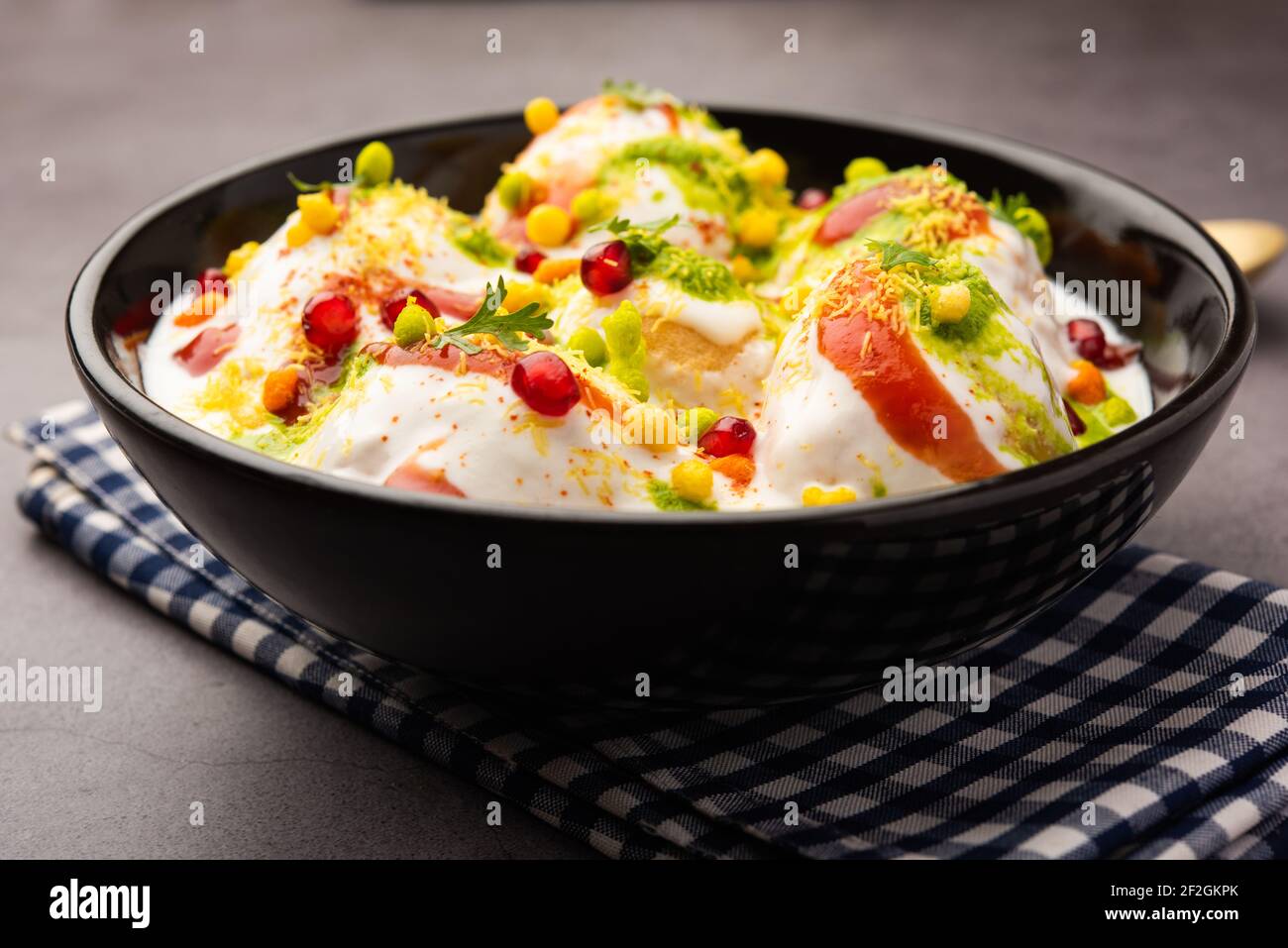 Dahi vada oder bhalla ist eine Art von Chaat aus dem indischen und beliebt in ganz Südasien. Es wird durch Einweichen vadas in dicken Dahi or vorbereitet Stockfoto