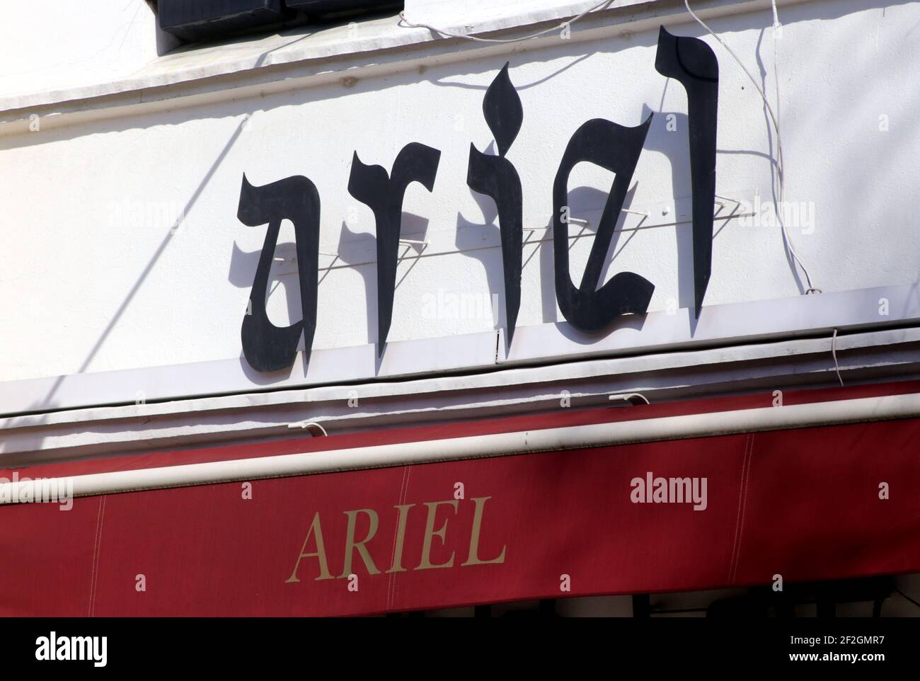 Krakau. Krakau. Polen. Schild für das Ariel Café und das restaurant im jüdischen Stil an der Fassade. Szeroka Straße, Zentrum von Kazimierz, ehemaliges jüdisches Viertel. Stockfoto