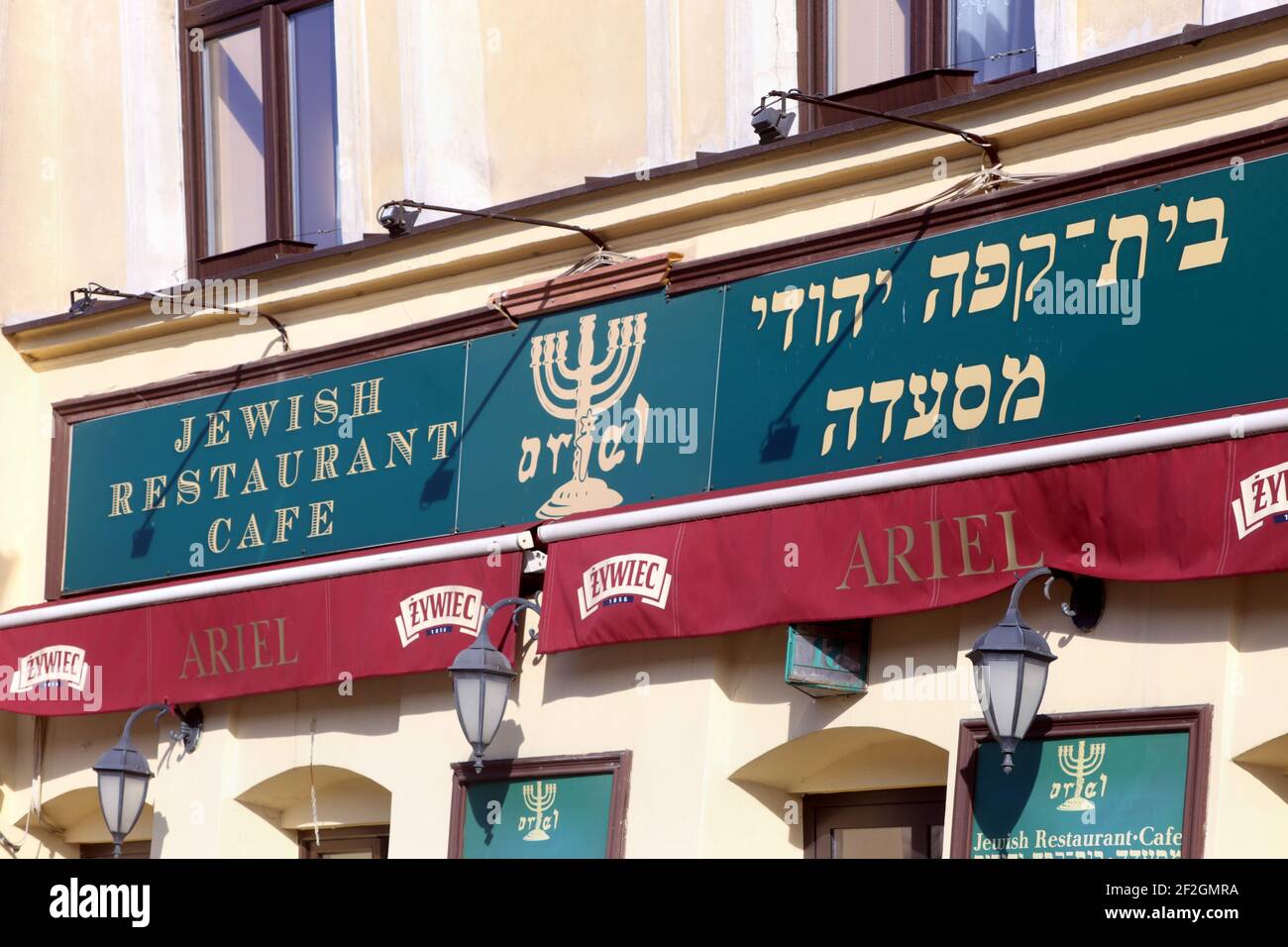 Krakau. Krakau. Polen. Schild für das Ariel Café und das restaurant im jüdischen Stil an der Fassade. Szeroka Straße, Zentrum von Kazimierz, ehemaliges jüdisches Viertel. Stockfoto