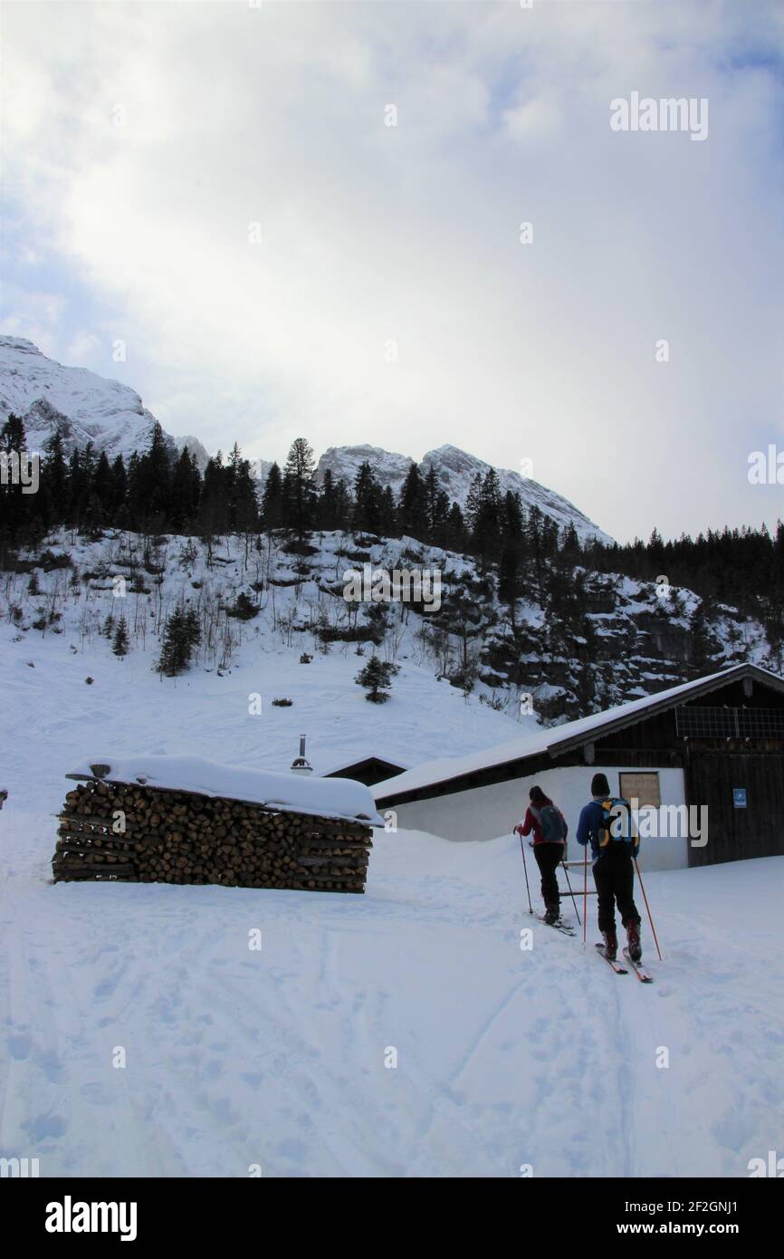 Paar, Skitour zur Wettersteinalm, Mittenwald, Europa, Deutschland, Bayern, Oberbayern, Werdenfels, Stockfoto