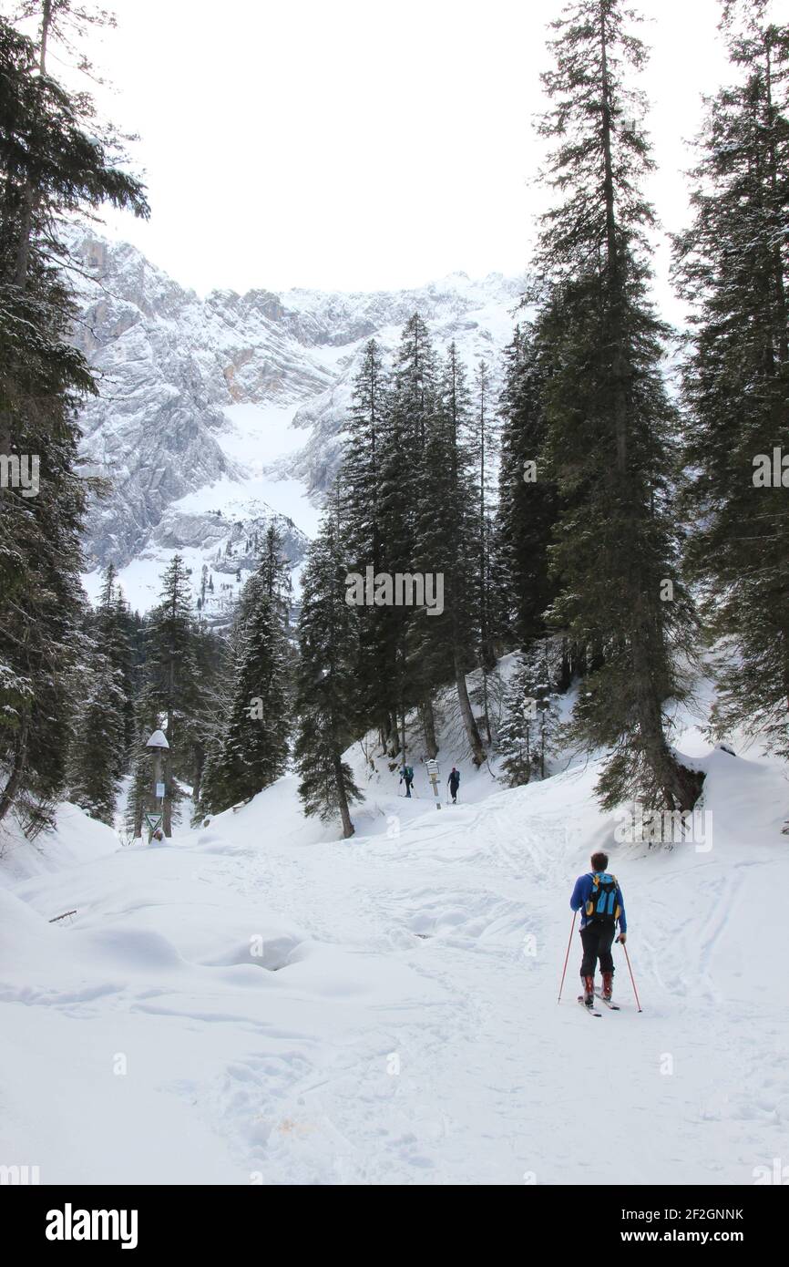 Mann, Skitour zur Wettersteinalm, Mittenwald, Europa, Deutschland, Bayern, Oberbayern, Werdenfels, Stockfoto